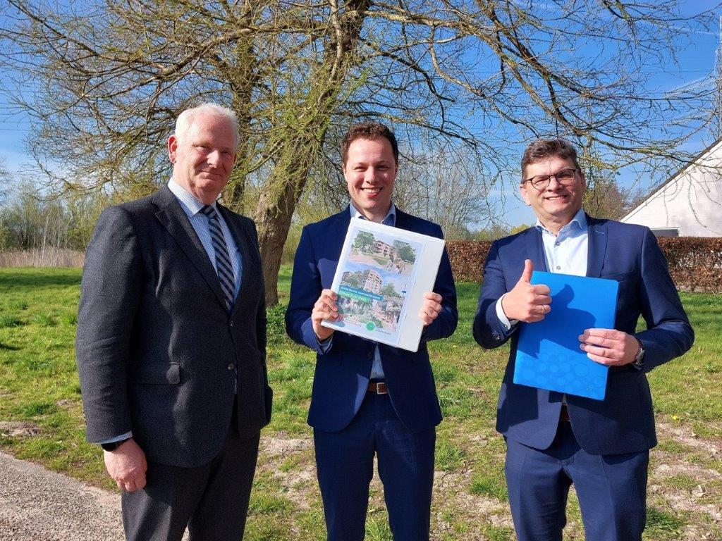 Onno James met het getekende contract in zijn handen. Links van hem Roland de Waal, directeur VWPO en rechts van hem Ed de Groot van woningcorporatie Lekstede Wonen.