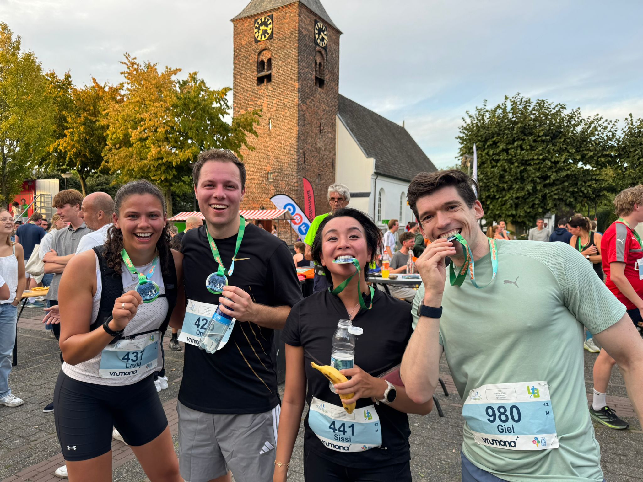 Onno met vrienden met medaille van Bunniks Mooiste
