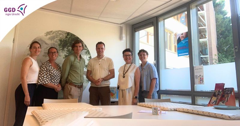 Wethouder Onno James met medewerkers gemeente en GGD op de foto in het consultatiebureau